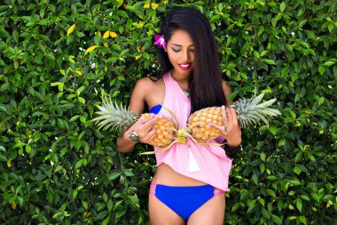 ananas ile poz güzel genç kız 