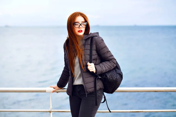 Ung Vacker Kvinna Eleganta Glasögon Poserar Vid Floden — Stockfoto