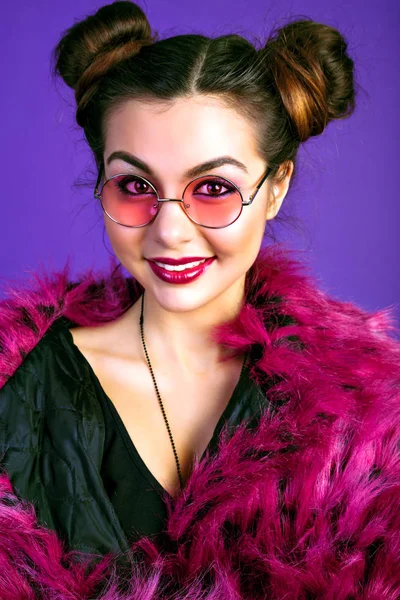 丸いサングラスのトレンディなホット ピンク偽毛皮のコートを身に着けているスタイリッシュな若い女性の屋内ファッション ポートレート スタイル — ストック写真