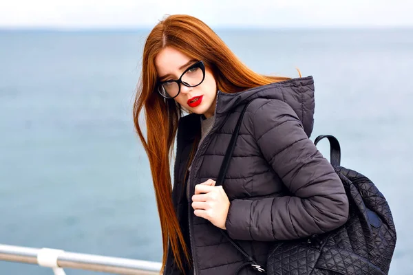 Joven Hermosa Mujer Elegante Gafas Posando Por Río — Foto de Stock