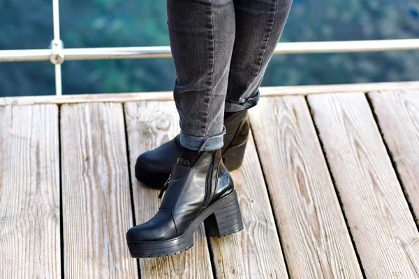 Jonge Vrouw Zwarte Laarzen Door Rivier — Stockfoto