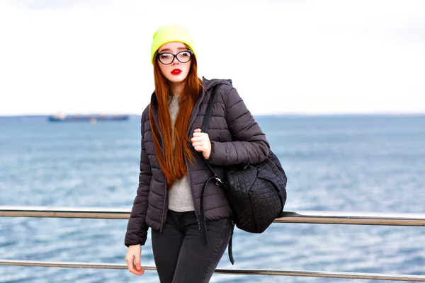Ung Vacker Kvinna Neon Hatt Poserar Vid Floden — Stockfoto