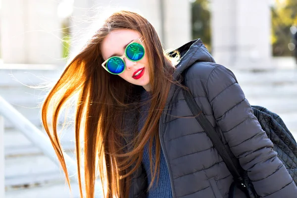 Jeune Belle Femme Dans Des Lunettes Soleil Élégantes Posant Sur — Photo