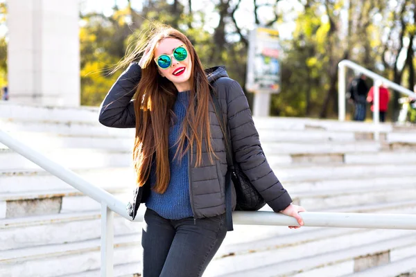 Junge Schöne Frau Mit Stylischer Sonnenbrille Posiert Auf Der Straße — Stockfoto