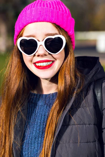 Відкритий Спосіб Життя Зимовий Портрет Досить Грайливої Усміхненої Дівчини Сонцезахисних — стокове фото