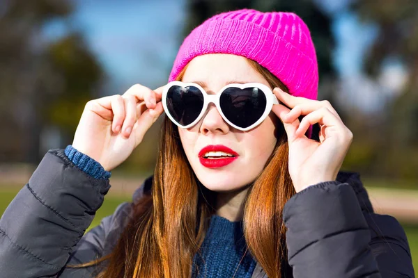 Estilo Vida Livre Retrato Inverno Menina Sorrindo Muito Brincalhão Usando — Fotografia de Stock