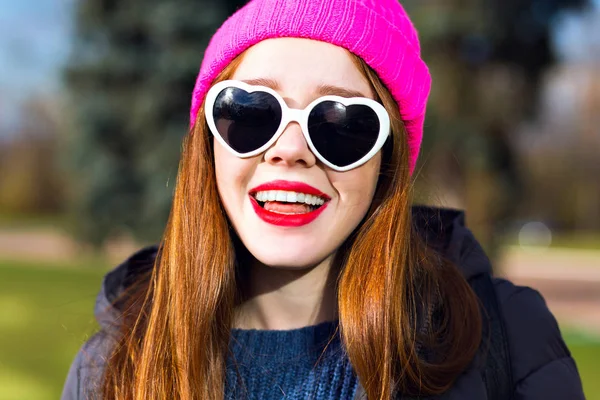 Estilo Vida Livre Retrato Inverno Menina Sorrindo Muito Brincalhão Usando — Fotografia de Stock