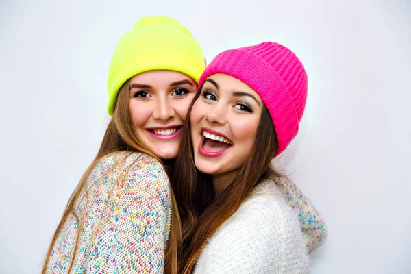 Nahaufnahme Porträt Zweier Junger Hipster Mädchen Trendigen Hüten Die Posieren — Stockfoto