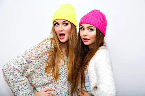 Nahaufnahme Porträt Zweier Junger Hipster Mädchen Trendigen Hüten Die Posieren — Stockfoto