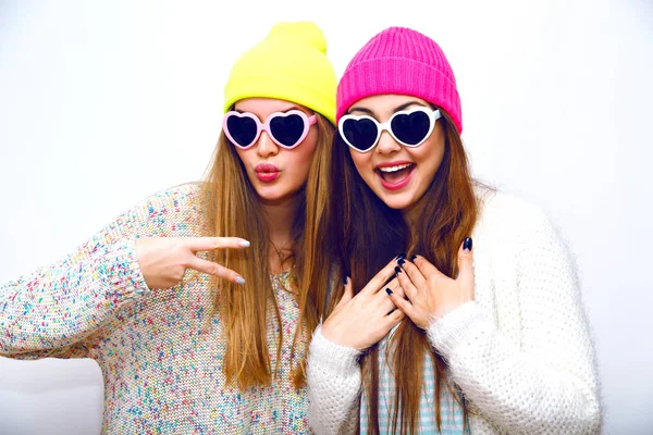 Nära Håll Mode Livsstil Porträtt Två Unga Hipster Flickor Trendiga — Stockfoto