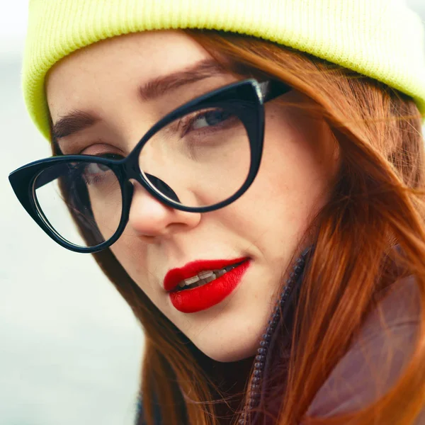 Giovane Bella Donna Cappello Neon Posa Sul Fiume — Foto Stock