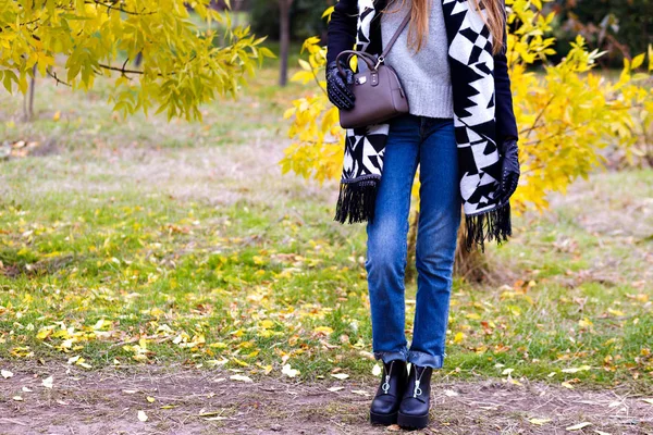 Hermosa Chica Sonriente Con Sombrero Caminando Parque Ciudad — Foto de Stock