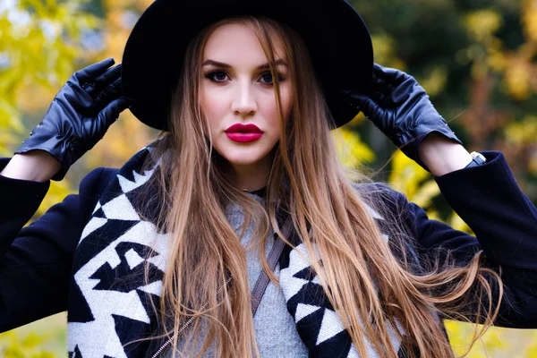 Bella Ragazza Sorridente Con Cappello Posa Parco Della Città — Foto Stock