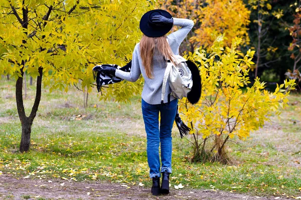 Όμορφη Κοπέλα Χαμογελαστή Καπέλο Περπάτημα Στο Πάρκο Της Πόλης — Φωτογραφία Αρχείου