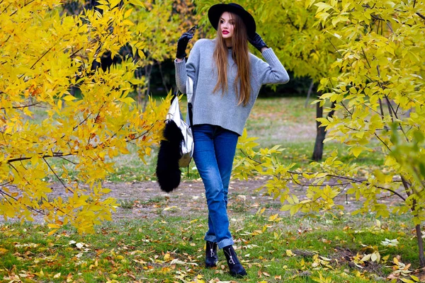 Красивая Улыбающаяся Девушка Шляпе Позирует Городском Парке — стоковое фото