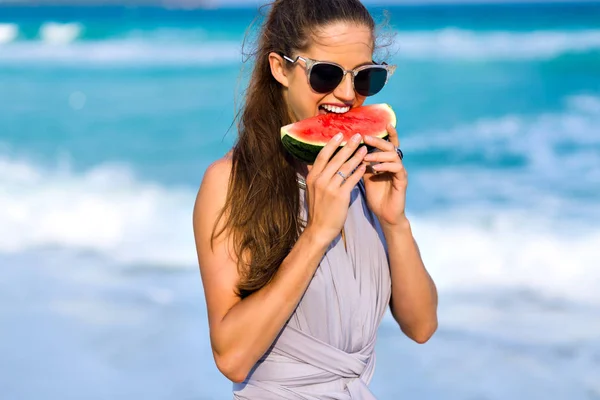 Vacker Ung Kvinna Med Vattenmelon Stranden — Stockfoto