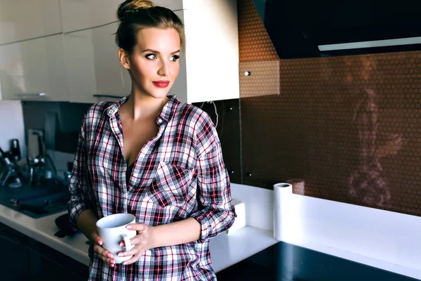 Модный Портрет Красивой Блондинки Помещении Позирующей Кофе — стоковое фото