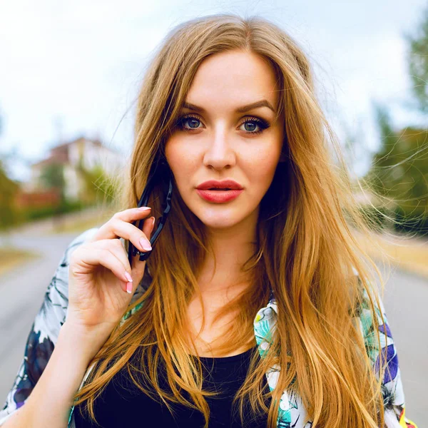 Young Beautiful Woman Posing Looking Camera — Stock Photo, Image