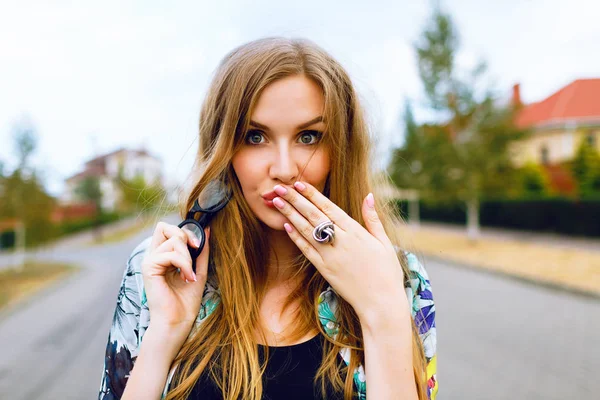 Jonge Mooie Vrouw Poseren Haar Mond Met Hand Sluiten — Stockfoto