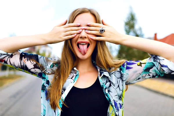 Genç Güzel Kadın Gözleri Elleri Ile Kapanış — Stok fotoğraf
