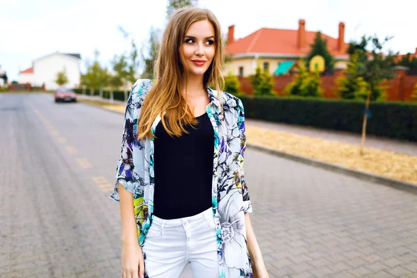 Young Beautiful Woman Walking Street — Stock Photo, Image