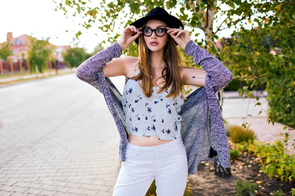 Joven Hermosa Mujer Sombrero Posando — Foto de Stock