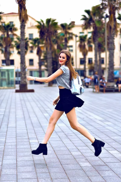 Genç Güzel Kadın Sokağa Atlama — Stok fotoğraf