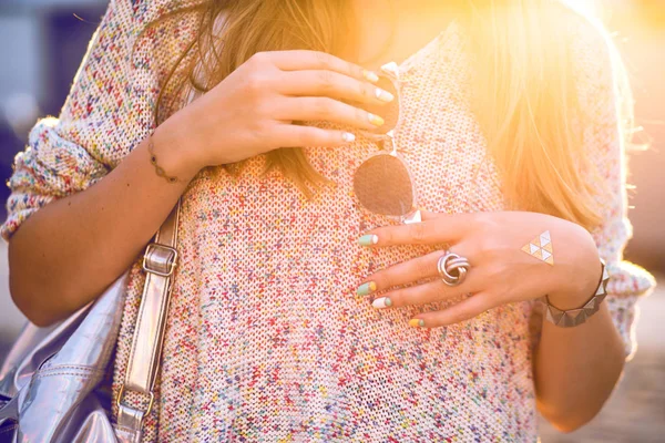 Jovem Mulher Bonita Com Óculos Sol — Fotografia de Stock