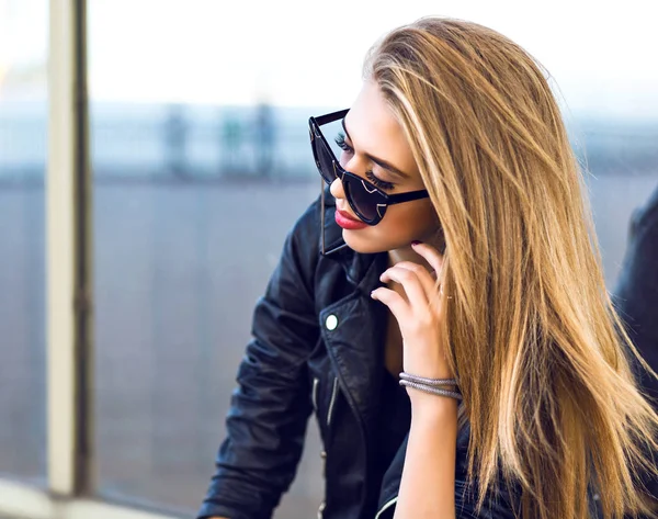 Young Beautiful Woman Sunglasses Posing — Stock Photo, Image