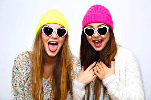 Close Fashion Lifestyle Portrait Two Young Hipster Girls Trendy Hats — Stock Photo, Image