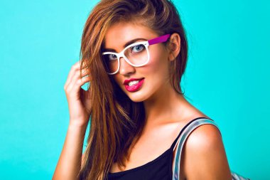 poz gözlüklü genç güzel kadın