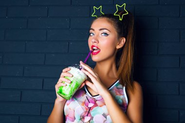 Studio güler yüzlü genç güzel kadın