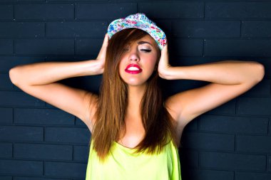 cap poz içinde genç güzel kadın 