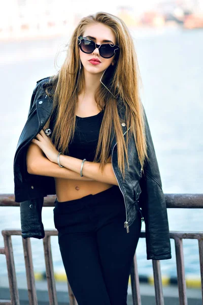 Young Beautiful Woman Sunglasses Posing River — Stock Photo, Image