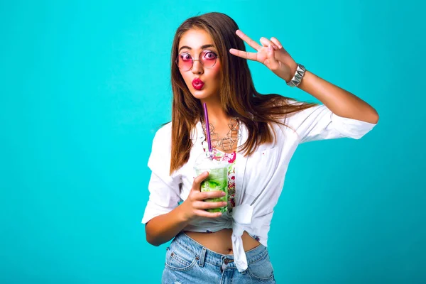 Young Beautiful Woman Smoothie Studio Gesturing — Stock Photo, Image