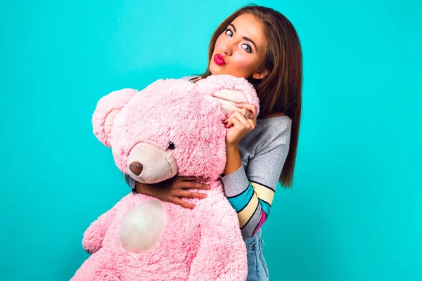 Junge Schöne Frau Hält Teddybär — Stockfoto