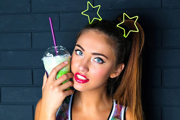 Joven Hermosa Mujer Con Smoothie Estudio — Foto de Stock