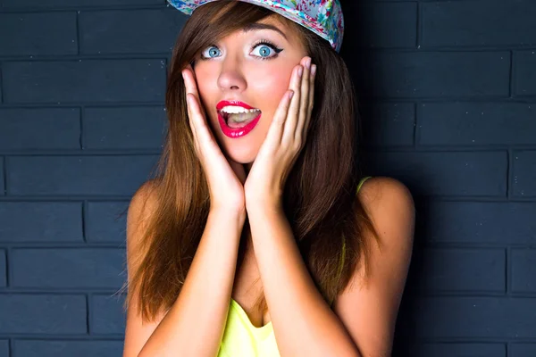 Jovem Bela Mulher Cap Posando — Fotografia de Stock