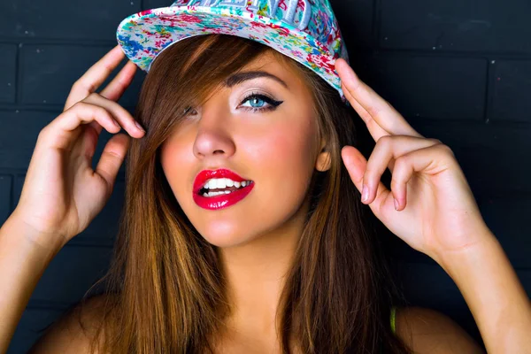 年轻美丽的女人在帽子摆姿势 — 图库照片