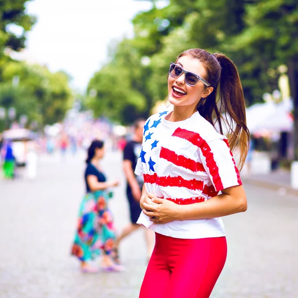 Joven Hermosa Mujer Posando Ciudad — Foto de Stock