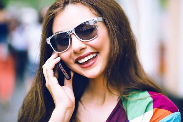 Young Woman Posing Talking Phone City — Stock Photo, Image