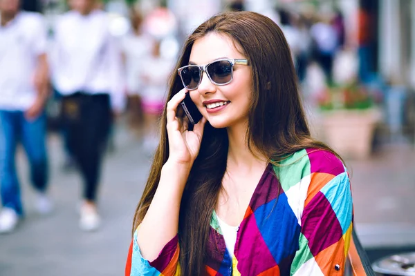 Genç Kadın Şehirde Telefonda Konuşurken Poz — Stok fotoğraf