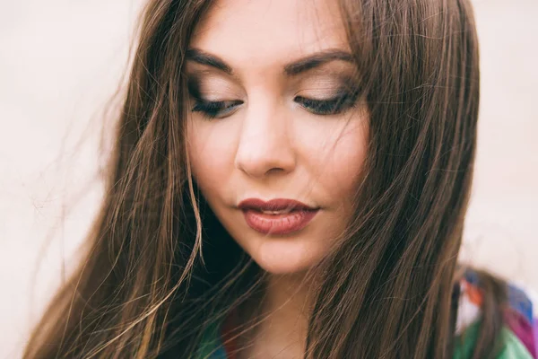 Jonge Mooie Vrouw Poseren Stad — Stockfoto