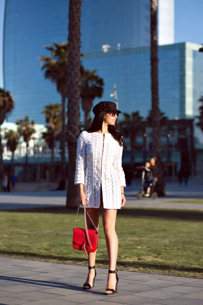 Hermosa Mujer Sombrero Posando Calle — Foto de Stock