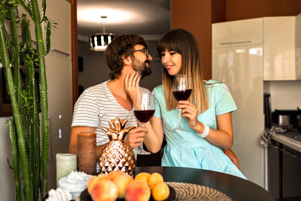 年轻夫妇在家喝酒 — 图库照片