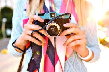 Klasik kameralı genç ve güzel bir kadın. 