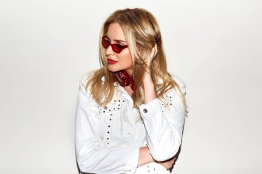 Stüdyoda poz veren güzel bir kadın.