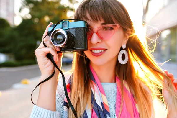 Jovem Mulher Bonita Com Câmera Vintage — Fotografia de Stock