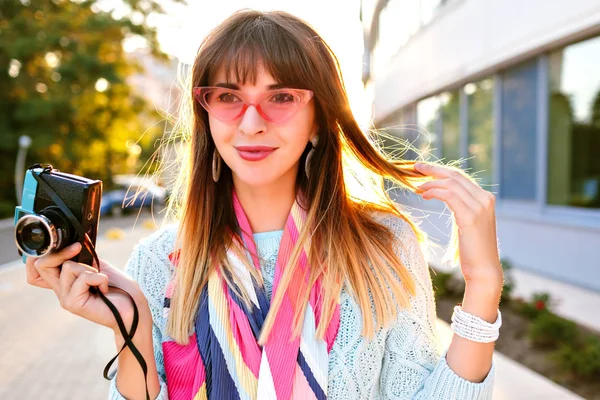 Joven Hermosa Mujer Con Cámara Vintage — Foto de Stock