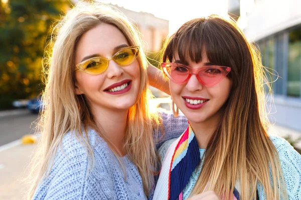 Estilo Vida Moda Retrato Duas Meninas Melhores Amigos Rua — Fotografia de Stock